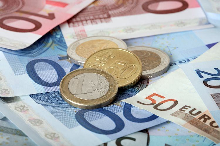 EUR/USD trades close to make-or-break level ahead of weekend